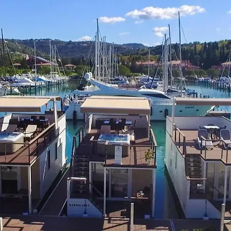Floating House Hurrea Ferienhaus *