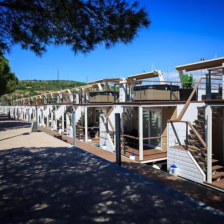 Ferienhaus Floating House Hurrea *