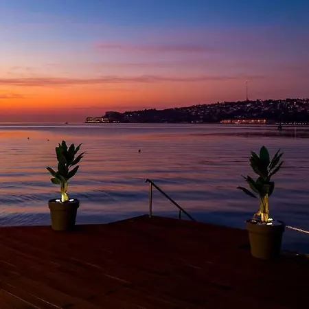 Ferienhaus Floating House Hurrea *