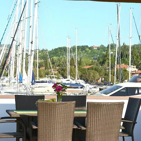 Ferienhaus Floating House Hurrea
