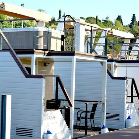Floating House Hurrea Ferienhaus
