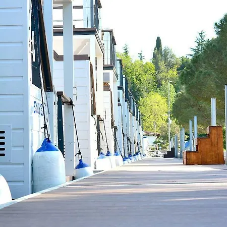Ferienhaus Floating House Hurrea *
